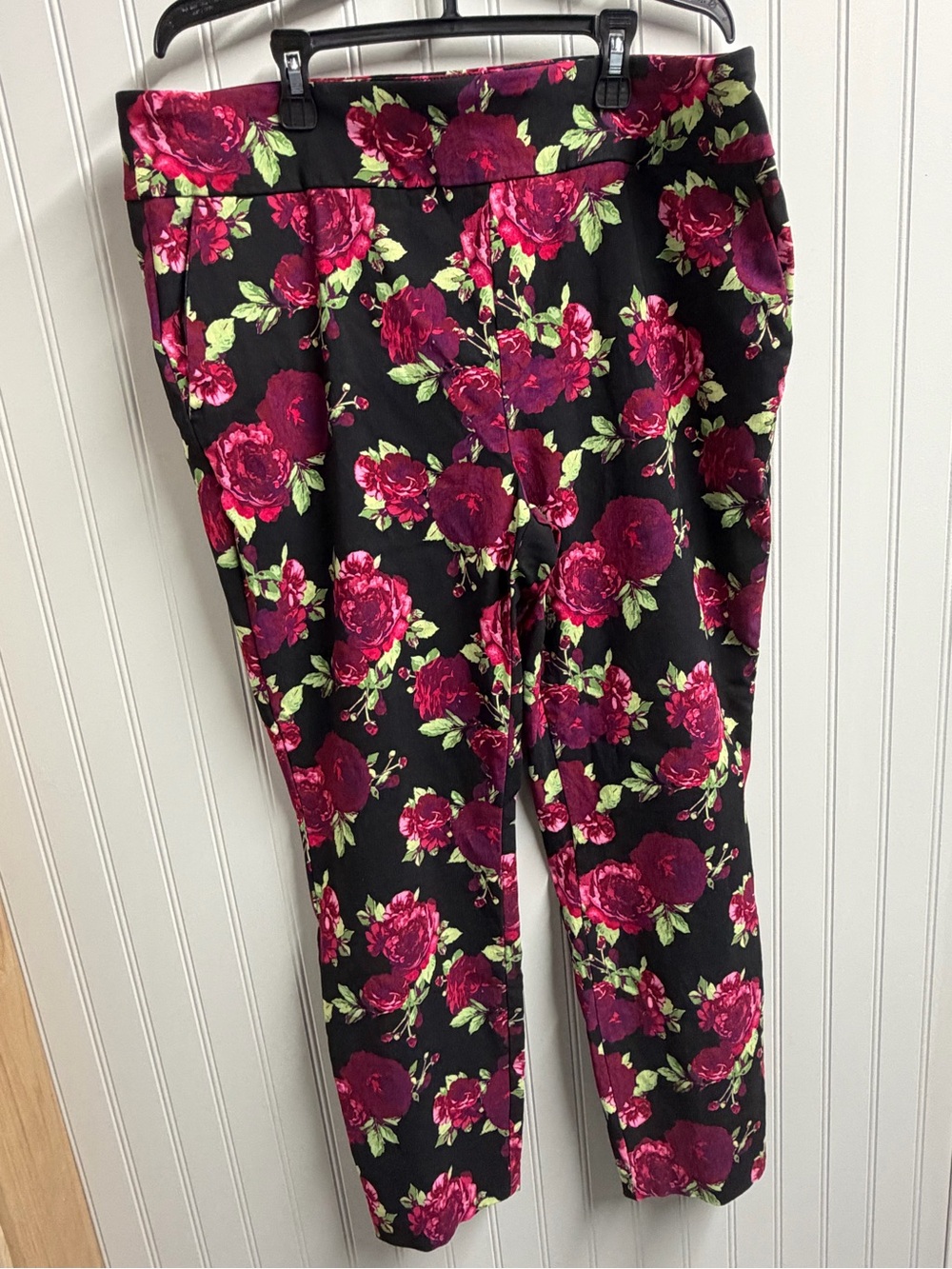 NWOT Black Floral Rose
Print Straight Leg Pants XL Pioneer Woman